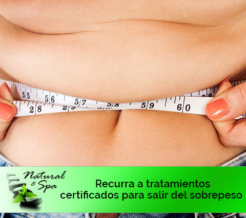 Mujer con cinta métrica en el abdomen, tratamiento adelgazante Bogotá