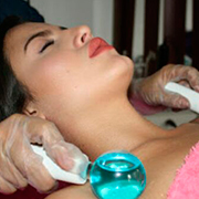 Mujer a la cual le aplican un tratamiento en spa para mujeres en Bogot